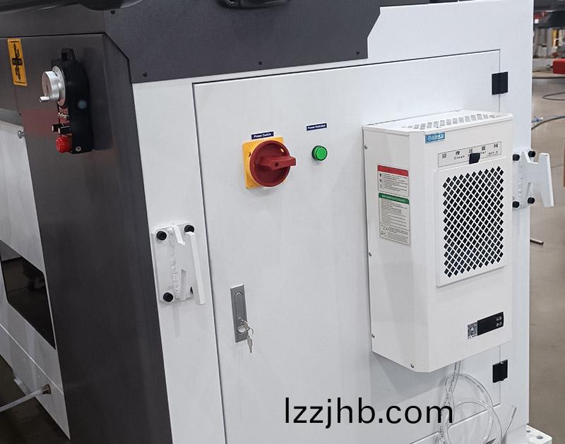 恆溫常量(liang)數控髮泡密封塗(tu)膠機