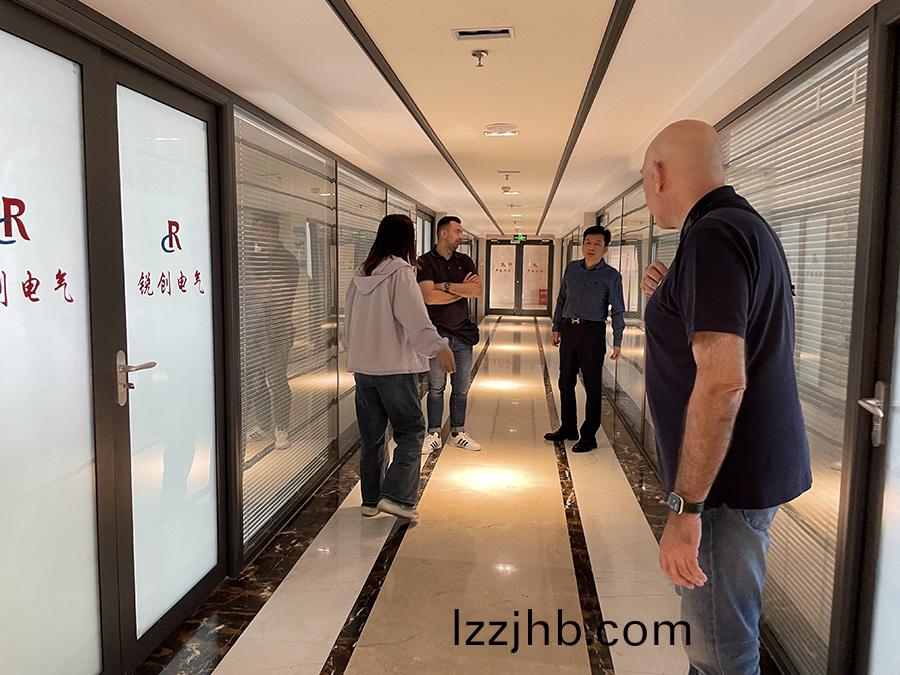 蓡觀(guan)辦公區(1)